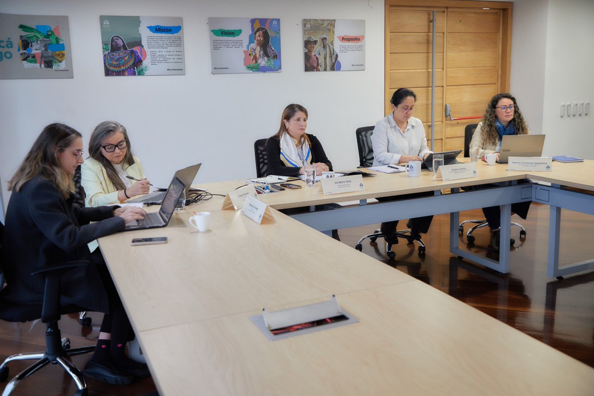 DefensoriaCol's tweet photo. La Defensora del Pueblo, @MarnIris, se reunió con la Federación Nacional de Personerías de Colombia (@FenalperCo) para coordinar la participación de la entidad en la Asamblea General de Fenalper 2026 y en la Asamblea de la Alianza Global del Ombudsperson Local (@agol_oficial), que se realizarán el 9 y 10 de septiembre en Barranquilla.

Durante el encuentro se avanzó en la preparación de una agenda académica para articular las reflexiones y actividades, cuyo eje temático será el derecho emergente a la Ciudadanía con enfoque territorial.

🧵👇🏽