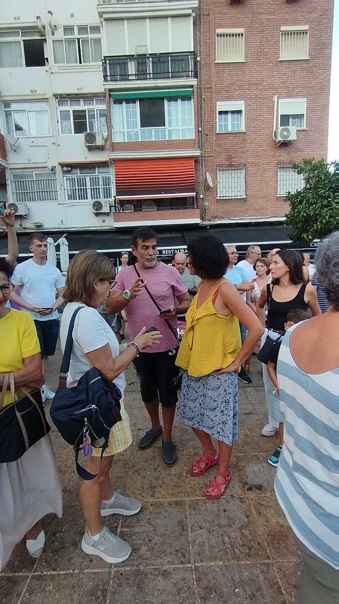 HuelinTV's tweet photo. Los vecinos de la Paz y alrededores se concentran entorno al árbol talado en la Paz: "Esto es increíble, un arboricidio" https://t.co/HcxyQyeein