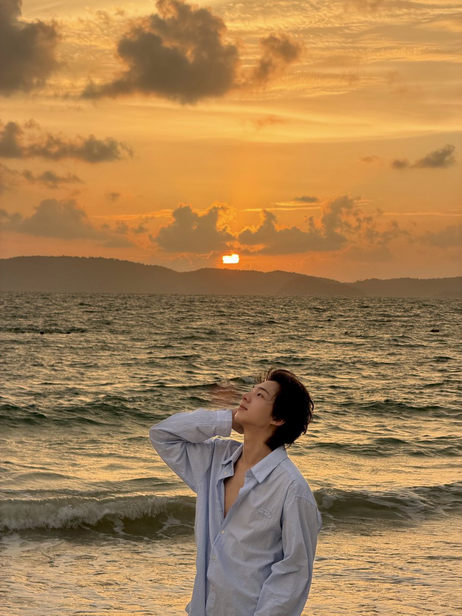 filla_hk's tweet photo. The Super Sun ☀️ and the Sea 🌊 witness their bonded love🌊☁️ till the end of time.

#ZeeNuNew https://t.co/vQIk03YPUN