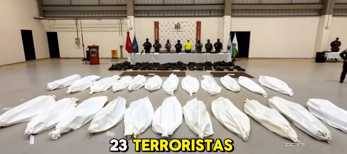 realsantig's tweet photo. ¿EL CADÁVER ES EL LÍMITE?

Los hombres que terminaron dentro de esas bolsas pertenecían al Frente Carolina Ramírez, estructura de las disidencias de Iván Mordisco.

El mismo grupo que en 2023 reclutó a cuatro jóvenes indígenas Murui, de entre 14 y 16 años.

El 15 de mayo escaparon. Tras dos días huyendo llegaron a la comunidad de El Estrecho y pidieron ayuda. Los indígenas comenzaron a conseguir gasolina para sacarlos de la zona.

La Carolina Ramírez los encontró y los asesinó delante de la comunidad que intentaba salvarlos.

Ese detalle importa.

Podían llevárselos. Podían asesinarlos lejos. Podían esconder sus cuerpos.

No lo hicieron.

Los mataron frente a los demás.

No necesitaron pronunciar una amenaza: el cadáver fue el mensaje.

El mensaje implícito era brutal: esto le ocurre al que escapa y esto puede ocurrirle a quien desafíe nuestro control ayudándolo.

Era terror utilizado como instrumento de poder.

La atrocidad fue tan grave que hasta el entonces presidente PETRO la calificó como un “hecho atroz” y suspendió parcialmente el cese al fuego con el Estado Mayor Central en Meta, Caquetá, Guaviare y Putumayo.

Después regresaron los diálogos, los ceses y las promesas.

Pero el reclutamiento no desapareció.

La Defensoría del Pueblo registró 184 casos de reclutamiento de menores en 2023 y 409 en 2024.

En enero de 2025 lanzó una alerta que mencionaba específicamente al Frente Carolina Ramírez: menores reclutados en Cauca, Nariño y Valle del Cauca eran trasladados por Caquetá hasta Amazonas para recibir entrenamiento y posteriormente movilizados por los ríos.

La Defensoría advirtió una “importante composición de niños y niñas indígenas” dentro de sus filas.

Ahora, durante el gobierno del presidente Abelardo De La Espriella, la Fuerza Pública golpeó precisamente al Frente Carolina Ramírez.

¿Y qué encontró?

MENORES DE EDAD.

Pero esta vez:

DOS MENORES FUERON RECUPERADOS VIVOS.

El contraste es imposible de ignorar.

En 2023, cuatro jóvenes escaparon solos: la guerrilla llegó primero y los asesinó.

En 2026, otros menores seguían dentro de esa estructura: el Estado llegó primero y los rescató.

Ahora se afirma que el presidente Abelardo cruzó una línea porque “el cadáver es el límite”: que cuando el enemigo muere termina todo y su cuerpo no debe emplearse para enviar mensajes.

Entonces pregunto:

¿EL CADÁVER ES EL LÍMITE?

¿Por qué el límite no fueron los niños de 14 años?

¿Dónde estaba esa indignación cuando una estructura criminal asesinó menores frente a una comunidad indígena para sembrar miedo?

¿Cuándo reclutaba niños? ¿Cuándo secuestraba? ¿Cuándo asesinaba? ¿Cuándo sometía comunidades enteras mediante el terror?

Y hay otra pregunta:

¿Acaso Mordisco ya cayó?

No.

Está vivo y sigue escondido.

Y seguramente entendió el mensaje que hoy tantos discuten:

si el Estado pudo llegar hasta el Frente Carolina Ramírez, también puede llegar hasta Iván Mordisco.

Ya no es intocable.

Puede esconderse debajo de las piedras.

Hasta allá le va a llegar la Fuerza Pública.

El presidente lo advirtió desde la campaña:

ENTRÉGUENSE.

El que abandone las armas deberá responder ante la ley.

Quien continúe reclutando niños, secuestrando colombianos, asesinando y sembrando terror tendrá enfrente toda la fuerza legítima del Estado.

Yo no voté para que tuvieran miedo los niños.

Ni los indígenas.

Ni el ciudadano honesto.

Yo voté para que el miedo cambiara de bando.

Y precisamente ahora, cuando algunos parecen más escandalizados por el trato dado al cadáver de un delincuente que por los cadáveres inocentes que dejaron estos grupos, no pienso esconder mi respaldo al presidente.

Quiero un Estado que proteja al inocente y persiga al verdugo.

Hoy, la comunidad indígena MURI ha tenido justicia.

Ni un paso atrás frente a quienes tanto daño le han hecho a nuestra Patria.

Todo mi respaldo a usted señor Presidente @ABDELAESPRIELLA

Firme por la Patria.