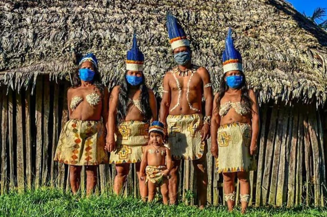 realsantig's tweet photo. ¿EL CADÁVER ES EL LÍMITE?

Los hombres que terminaron dentro de esas bolsas pertenecían al Frente Carolina Ramírez, estructura de las disidencias de Iván Mordisco.

El mismo grupo que en 2023 reclutó a cuatro jóvenes indígenas Murui, de entre 14 y 16 años.

El 15 de mayo escaparon. Tras dos días huyendo llegaron a la comunidad de El Estrecho y pidieron ayuda. Los indígenas comenzaron a conseguir gasolina para sacarlos de la zona.

La Carolina Ramírez los encontró y los asesinó delante de la comunidad que intentaba salvarlos.

Ese detalle importa.

Podían llevárselos. Podían asesinarlos lejos. Podían esconder sus cuerpos.

No lo hicieron.

Los mataron frente a los demás.

No necesitaron pronunciar una amenaza: el cadáver fue el mensaje.

El mensaje implícito era brutal: esto le ocurre al que escapa y esto puede ocurrirle a quien desafíe nuestro control ayudándolo.

Era terror utilizado como instrumento de poder.

La atrocidad fue tan grave que hasta el entonces presidente PETRO la calificó como un “hecho atroz” y suspendió parcialmente el cese al fuego con el Estado Mayor Central en Meta, Caquetá, Guaviare y Putumayo.

Después regresaron los diálogos, los ceses y las promesas.

Pero el reclutamiento no desapareció.

La Defensoría del Pueblo registró 184 casos de reclutamiento de menores en 2023 y 409 en 2024.

En enero de 2025 lanzó una alerta que mencionaba específicamente al Frente Carolina Ramírez: menores reclutados en Cauca, Nariño y Valle del Cauca eran trasladados por Caquetá hasta Amazonas para recibir entrenamiento y posteriormente movilizados por los ríos.

La Defensoría advirtió una “importante composición de niños y niñas indígenas” dentro de sus filas.

Ahora, durante el gobierno del presidente Abelardo De La Espriella, la Fuerza Pública golpeó precisamente al Frente Carolina Ramírez.

¿Y qué encontró?

MENORES DE EDAD.

Pero esta vez:

DOS MENORES FUERON RECUPERADOS VIVOS.

El contraste es imposible de ignorar.

En 2023, cuatro jóvenes escaparon solos: la guerrilla llegó primero y los asesinó.

En 2026, otros menores seguían dentro de esa estructura: el Estado llegó primero y los rescató.

Ahora se afirma que el presidente Abelardo cruzó una línea porque “el cadáver es el límite”: que cuando el enemigo muere termina todo y su cuerpo no debe emplearse para enviar mensajes.

Entonces pregunto:

¿EL CADÁVER ES EL LÍMITE?

¿Por qué el límite no fueron los niños de 14 años?

¿Dónde estaba esa indignación cuando una estructura criminal asesinó menores frente a una comunidad indígena para sembrar miedo?

¿Cuándo reclutaba niños? ¿Cuándo secuestraba? ¿Cuándo asesinaba? ¿Cuándo sometía comunidades enteras mediante el terror?

Y hay otra pregunta:

¿Acaso Mordisco ya cayó?

No.

Está vivo y sigue escondido.

Y seguramente entendió el mensaje que hoy tantos discuten:

si el Estado pudo llegar hasta el Frente Carolina Ramírez, también puede llegar hasta Iván Mordisco.

Ya no es intocable.

Puede esconderse debajo de las piedras.

Hasta allá le va a llegar la Fuerza Pública.

El presidente lo advirtió desde la campaña:

ENTRÉGUENSE.

El que abandone las armas deberá responder ante la ley.

Quien continúe reclutando niños, secuestrando colombianos, asesinando y sembrando terror tendrá enfrente toda la fuerza legítima del Estado.

Yo no voté para que tuvieran miedo los niños.

Ni los indígenas.

Ni el ciudadano honesto.

Yo voté para que el miedo cambiara de bando.

Y precisamente ahora, cuando algunos parecen más escandalizados por el trato dado al cadáver de un delincuente que por los cadáveres inocentes que dejaron estos grupos, no pienso esconder mi respaldo al presidente.

Quiero un Estado que proteja al inocente y persiga al verdugo.

Hoy, la comunidad indígena MURI ha tenido justicia.

Ni un paso atrás frente a quienes tanto daño le han hecho a nuestra Patria.

Todo mi respaldo a usted señor Presidente @ABDELAESPRIELLA

Firme por la Patria.