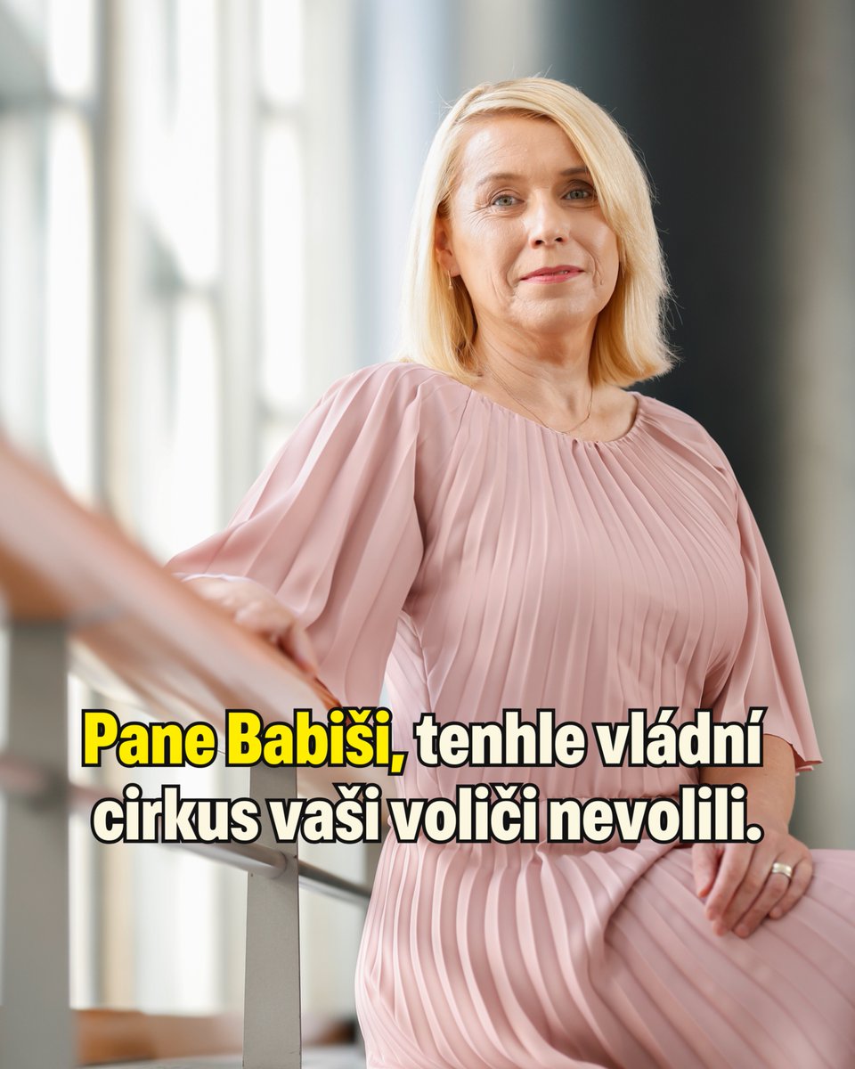 danusenerudova's tweet photo. Pane Babiši, probuďte se a začněte konečně vládnout.

Vyhráli jste volby s příslibem změny. Slibovali jste reformy, lepší život a boj za „naše lidi“. Mnoho lidí vám uvěřilo, protože byli oprávněně zklamaní z předchozí vlády.

A já klidně řeknu, že Fialova vláda měla udělat mnohem víc. Některá opatření nebyla sociálně dostatečně citlivá. Měli jsme mít odvahu k hlubším reformám. A odpovědnost za to neseme i my, Starostové.

Jenže vy jste místo změny přinesli cirkus.

Deset měsíců po volbách se vaše vláda utápí ve vlastních kauzách, aroganci, amatérismu a pocitu vlastní důležitosti. Lidé, kterým jste slíbili, že vyřešíte jejich problémy, čekají dál. Vy mezitím řešíte sami sebe.

Česko čekají stále vážnější problémy se suchem a nedostatkem vody. Každé další léto může být horší. A vaše odpověď? Chaos na ministerstvu životního prostředí a problémy kolem lidí, které jste si tam sami dosadili.

Slibovali jste rozpočtovou odpovědnost. Místo ní přinášíte obří deficit a děláte přesně to, za co jste předchozí vládu sami kritizovali.

Do čela ministerstva financí jste znovu postavil Alenu Schillerovou. Možná je vám věrná. Pro Českou republiku je ale její politika zatraceně drahá. Kritizovala jsem i Zbyňka Stanjuru. Jenže vy teď zadlužujete i děti vlastních voličů a ještě tomu říkáte změna.

A to všechno v době jedné z nejvážnějších bezpečnostních krizí, které Evropa zažila za desítky let. Ve své vládě tolerujete lidi, kteří relativizují ruskou agresi, zpochybňují útoky proti našim spojencům a dělají z české zahraniční politiky nedůstojné divadlo.

Do čela české diplomacie jste postavil člověka, který se podle mého názoru stále nenaučil rozlišovat mezi funkcí ministra zahraničí a hospodskou hádkou.

Český ministr zahraničí býval člověk, jehož slovo mělo váhu. Dnes z této funkce stále častěji slyšíme hysterii, osobní výpady a slovník devadesátkového veksláka.

Tohle není změna, kterou jste lidem slibovali.

Tohle je vláda, která začíná připomínat partu lidí, která si spletla stát se svou vlastní firmou, moc s osobním privilegiem a politiku s nekonečným představením pro sociální sítě.

Pane Babiši, jste premiér. Za tuhle vládu nesete odpovědnost vy. Tak si v ní udělejte pořádek.

Vyhoďte neschopné ministry. Přestaňte tolerovat proruské excesy. Přineste skutečný rozpočet. Začněte řešit bezpečnost, ekonomiku, sucho, bydlení a budoucnost této země.

A pokud toho nejste schopen, odstupte. Protože Česká republika v této době potřebuje premiéra, který řídí zemi.

Ne slabého premiéra uprostřed vlastního cirkusu s klaunským nosem na hlavě.