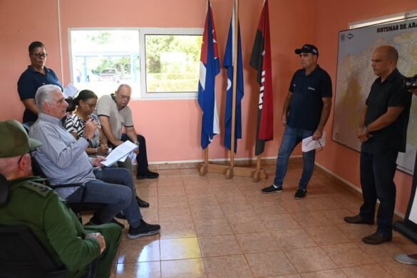 RadioHabanaCuba's tweet photo. #Actualidad 🇨🇺 Hasta la fuente de abasto de agua Cuenca Sur, llegó el Presidente @DiazCanelB para chequear los pasos de una estrategia que abarca un conjunto de soluciones para suplir los déficits energéticos que impiden el bombeo de agua a #LaHabana.
https://t.co/7zSJPwXN8W https://t.co/4prqv7I3PX