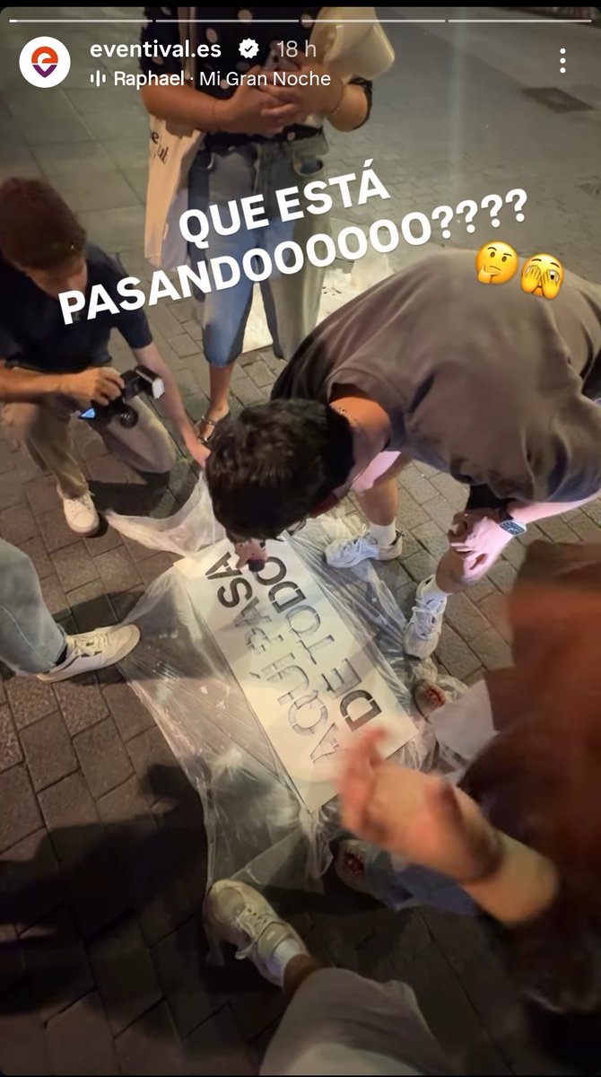 ValladoliDice's tweet photo. ¿Estos están permitidos al ser de empresa amiga del @AyuntamientoVLL ??? 

No deja de ser también mobiliario urbano , es más que nada por aclararlo @PoliciaMV 😉 https://t.co/cIslsrH5ct