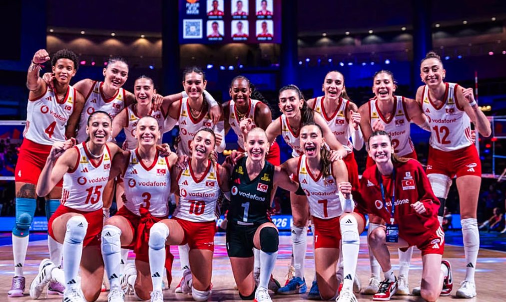 DAK_idea's tweet photo. 🇹🇷🏐 Filenin Sultanları Yarı Finalde!

A Milli Kadın Voleybol Takımımız, Avrupa Şampiyonası çeyrek finalinde Almanya’yı 3-1 mağlup ederek adını son dört takım arasına yazdırdı.

#sondakika #FileninSultanları #dünyayıadaletkurtaracak https://t.co/I8cHWu3GUr