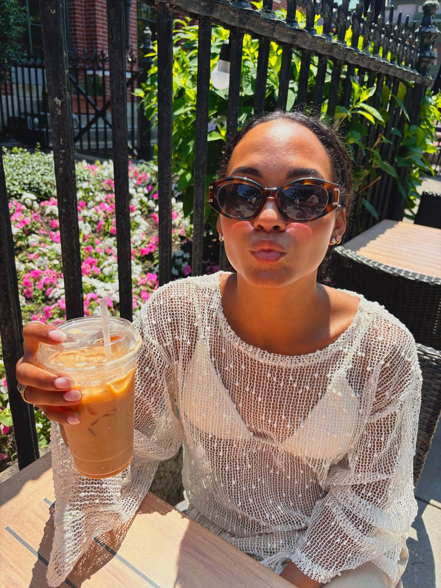 GUILLLLLLLLLLE's tweet photo. Amazon had the cutest luxe set—I couldn’t resist. Paired perfectly with an iced coffee. https://t.co/plzAM9fiEb