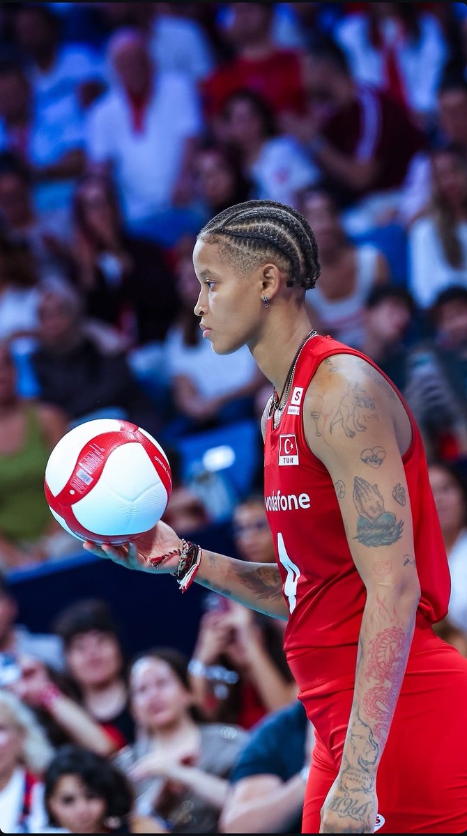 VargasEffect's tweet photo. The commentator on Melissa Vargas:

 "When you need a point—if you're Turkish—who do you call? Melissa Vargas. Because that’s what she’s capable of doing: she  serve lime, she serves slime, she serve in-line.. you just never know where the ball is going ." https://t.co/omwmAc7Sut