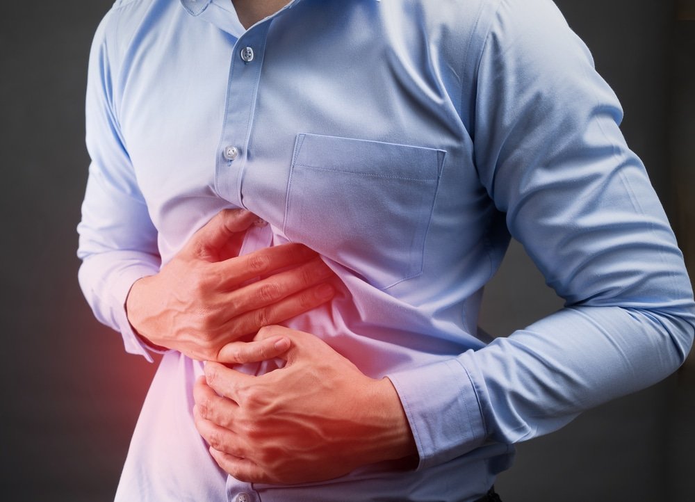 Synapse_Med's tweet photo. Enfilez votre blouse, vous voilà médecin généraliste. 🧑‍⚕️

Vous recevez ce jour Lucas, 22 ans, sans antécédent en particulier, pour des douleurs abdominales chroniques. Il présente depuis 6 mois des douleurs abdominales à type de spasmes, associées à un ralentissement du transit et des selles plus dures. Ces symptômes sont intermittents et surviennent principalement par crise, surtout en période d'examens universitaires.

Vous réalisez un bilan biologique qui revient complètement normal.

Vous suspectez donc une colopathie fonctionnelle, autrement connue sous le nom de syndrome de l'intestin irritable (SII).

Le SII est une affection fréquente, qui concerne 4% de la population française et représente le premier motif de consultation en gastroentérologie.

Il se caractérise par des douleurs abdominales récurrentes, associées à une modification du transit : constipation, diarrhée ou alternance des deux. 

Le problème ne vient pas nécessairement d'une lésion de l'intestin, mais plutôt de son fonctionnement. La motricité intestinale et la sensibilité digestive peuvent être perturbées. Le stress et les émotions peuvent également moduler ces mécanismes et favoriser l'apparition ou l'aggravation des symptômes.

Chez certains patients, cela peut devenir particulièrement handicapant : anticipation des douleurs, évitement de certains aliments, peur de ne pas trouver de toilettes, anxiété...

La prise en charge repose donc sur plusieurs leviers :

→ Mesures hygiéno-diététiques
→ Traitement symptomatique : antispasmodiques, régulateurs du transit.
→ Parfois une prise en charge psychologique, lorsque le stress ou l'anxiété participent fortement aux symptômes.

Le syndrome de l’intestin irritable n’est donc pas « dans la tête » du patient. Les examens peuvent être normaux, et les symptômes être bien réels.🦠