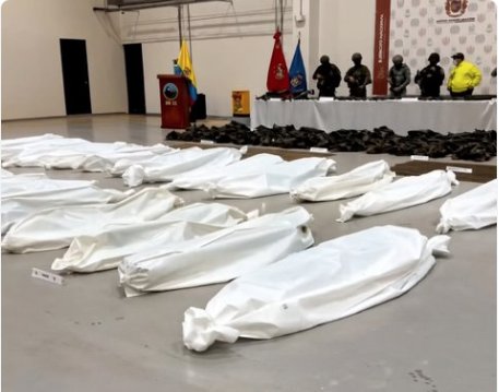 InesBetancur1's tweet photo. La imágen del día, reprochable que las bolsas sean blancas, deberían ser negras, el color de la basura.

Gracias por la limpieza que estás haciendo en Colombia presidente @ABDELAESPRIELLA...por eso voté 🫡🐯🇨🇴✊🏻 https://t.co/QqQHnT49n4