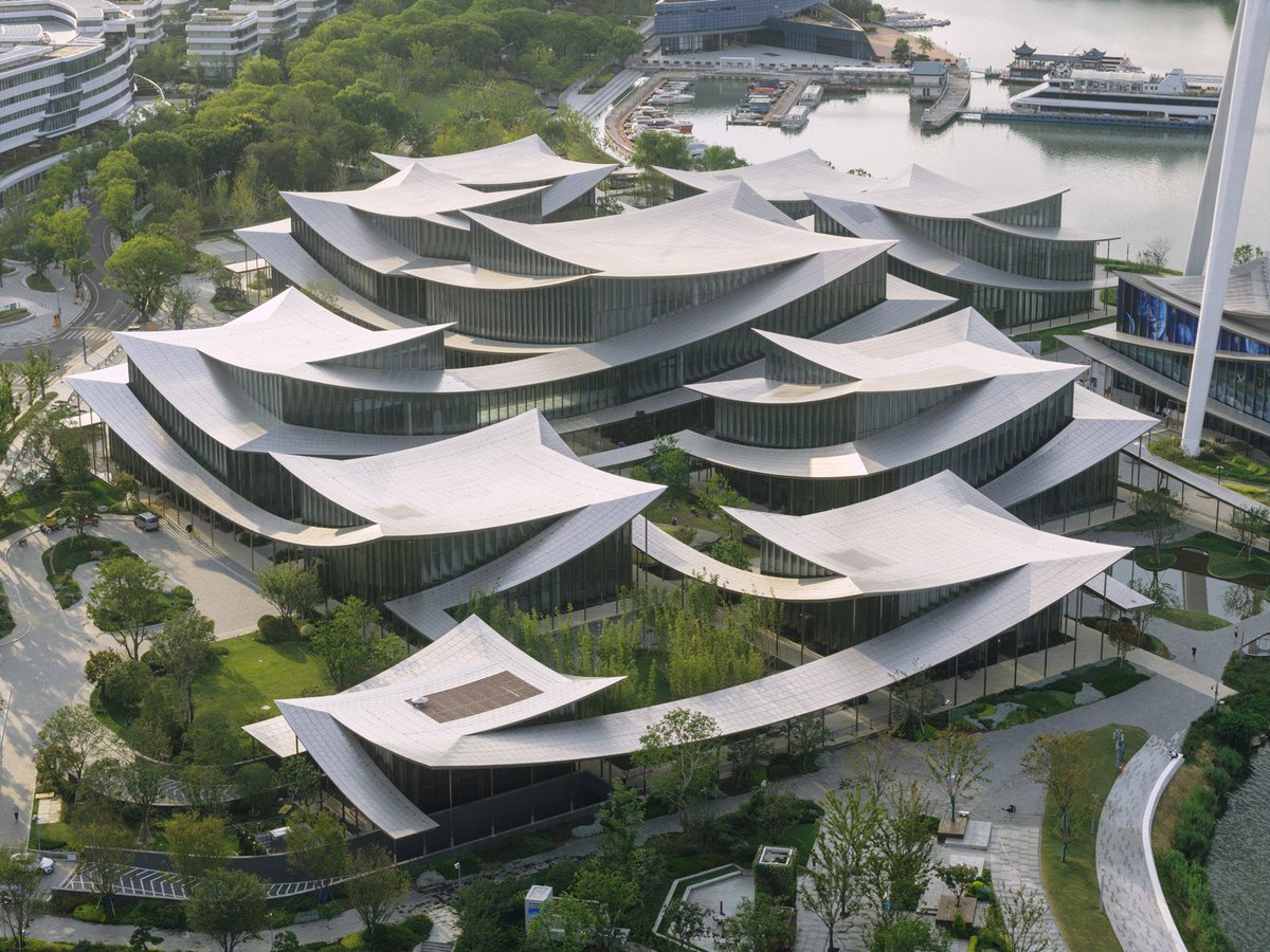 Ma_WuKong's tweet photo. 🇨🇳 Inaugurado el Museo de Arte Contemporáneo de Suzhou, en China.

El complejo de 60,000 metros cuadrados reinterpreta de forma moderna los tradicionales jardines de Suzhou, al lado del mítico lago Jinji.

Más infraestructuras para el pueblo. https://t.co/BfvjVPYfo2
