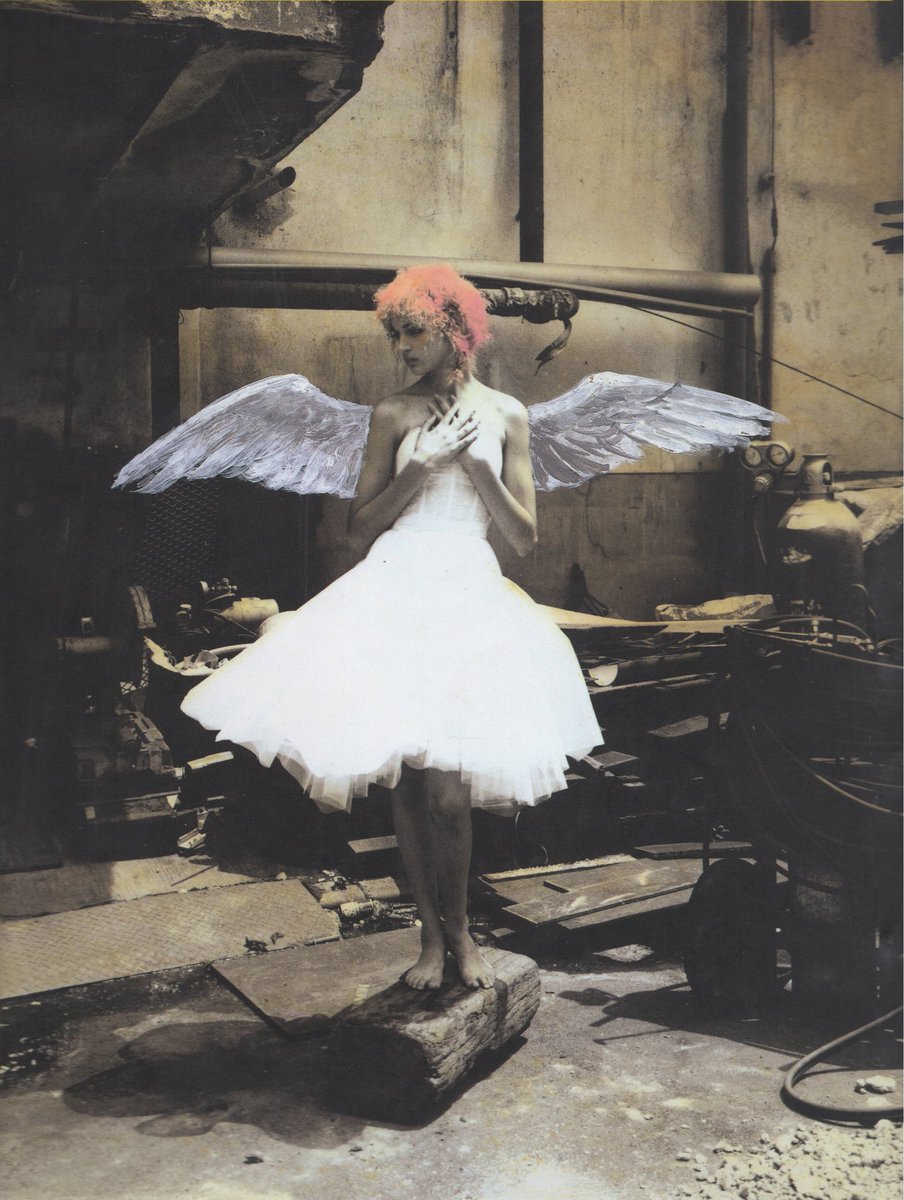 objectfetishist's tweet photo. Scanned from “Angel's Pavane,” Akira Uno+ Hajime Sawatari, 1992. https://t.co/c72OHXCp2U