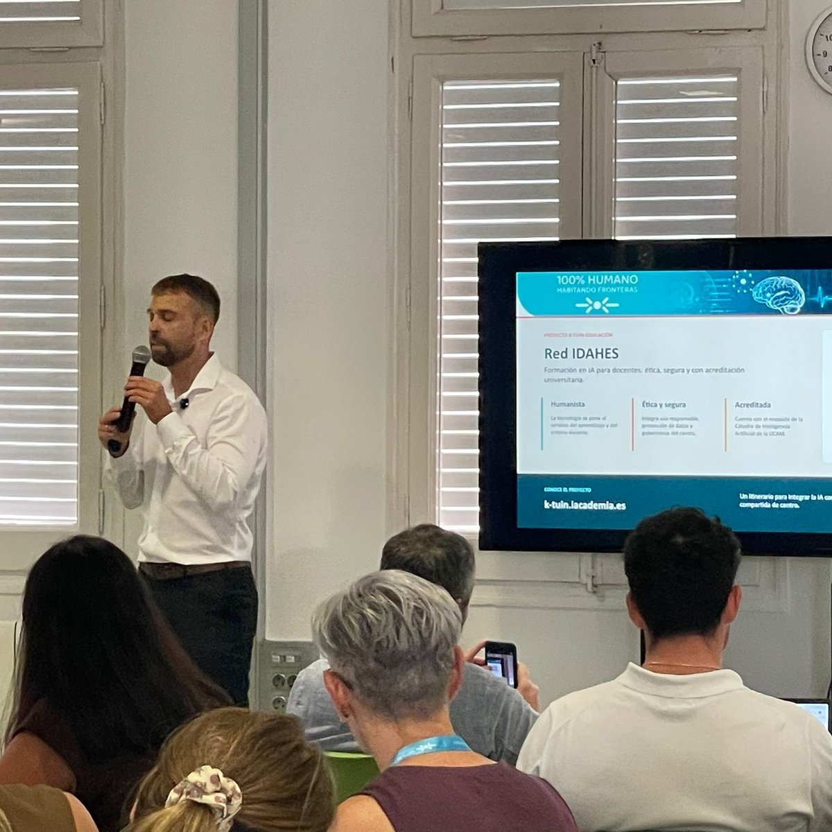vicentgadea's tweet photo. Dos docentes pueden utilizar la misma IA y estar haciendo cosas pedagógicamente muy distintas.

Esta idea ha guiado hoy mi taller «La IA en tu aula: qué funciona y cómo empezar mañana mismo» en el Congreso 100% Humano del Col·legi Montserrat.

Hemos trabajado la ingeniería de contexto, herramientas para distintas etapas educativas y el rediseño de la evaluación. Porque un resultado impecable también puede esconder un aprendizaje muy pobre.

La sesión buscaba que cada participante pudiera volver a su centro con propuestas aplicables y con mejores preguntas: qué papel debe asumir la IA, qué decisiones debe conservar el docente y qué evidencias permiten comprobar lo que realmente sabe hacer el alumnado.

El equipo del Col·legi Montserrat ha hecho un trabajo magnífico. Todo ha estado muy bien organizado y el trato ha sido cercano y atento.

He reunido en una página la presentación y los recursos que he compartido durante el taller.

Si pueden servirte para trabajar con tu alumnado o con tu claustro, escribe “RECURSOS” en los comentarios y te enviaré el enlace.

#IAEducativa #Evaluación #Congreso100Humano
