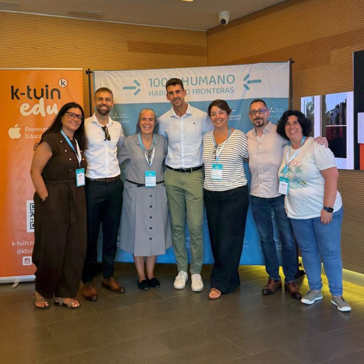 vicentgadea's tweet photo. Dos docentes pueden utilizar la misma IA y estar haciendo cosas pedagógicamente muy distintas.

Esta idea ha guiado hoy mi taller «La IA en tu aula: qué funciona y cómo empezar mañana mismo» en el Congreso 100% Humano del Col·legi Montserrat.

Hemos trabajado la ingeniería de contexto, herramientas para distintas etapas educativas y el rediseño de la evaluación. Porque un resultado impecable también puede esconder un aprendizaje muy pobre.

La sesión buscaba que cada participante pudiera volver a su centro con propuestas aplicables y con mejores preguntas: qué papel debe asumir la IA, qué decisiones debe conservar el docente y qué evidencias permiten comprobar lo que realmente sabe hacer el alumnado.

El equipo del Col·legi Montserrat ha hecho un trabajo magnífico. Todo ha estado muy bien organizado y el trato ha sido cercano y atento.

He reunido en una página la presentación y los recursos que he compartido durante el taller.

Si pueden servirte para trabajar con tu alumnado o con tu claustro, escribe “RECURSOS” en los comentarios y te enviaré el enlace.

#IAEducativa #Evaluación #Congreso100Humano