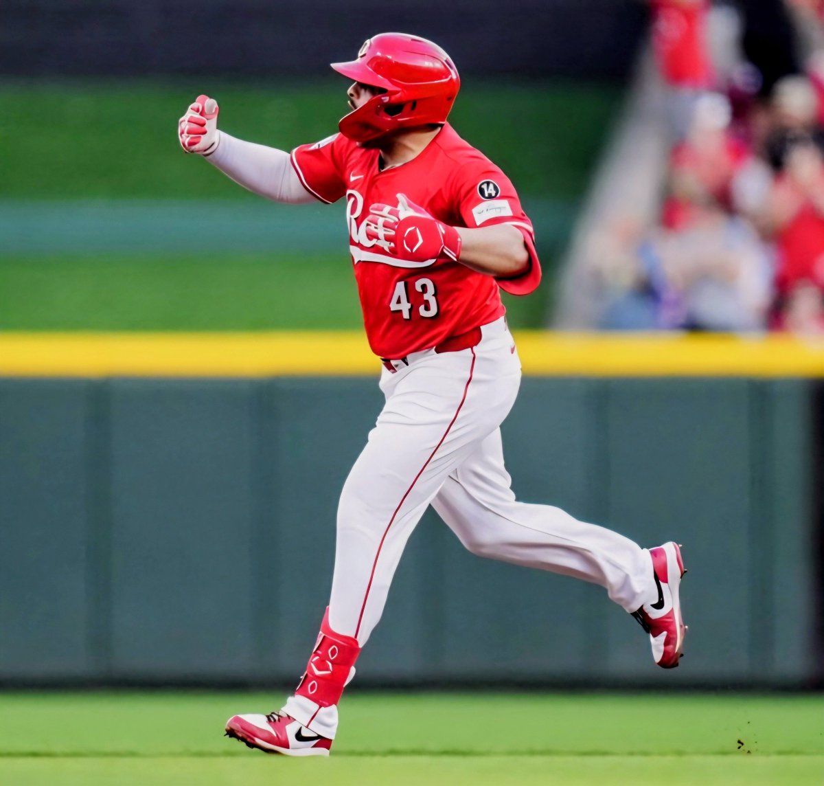KsAndDingers's tweet photo. Sal Stewart is putting together a monster season for the Reds.

The 22 year old leads MLB in RBI and is hitting:

.266 AVG | 31 HR | 105 RBI | 80 R | 12 SB

Since the All Star break, Stewart has posted an .859 OPS with 12 HR and 40 RBI. https://t.co/SjI3R2NI38