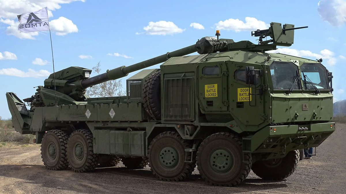 FAArgentinas's tweet photo. 🇦🇷🇮🇱 | ATMOS PARA EL EJÉRCITO ARGENTINO 💪🇦🇷

El Grupo de Artillería 10 del Ejército Argentino se prepara para recibir el sistema de artillería autopropulsada ATMOS, desarrollado por la empresa israelí Elbit Systems.

Recientemente, casi un centenar de soldados se incorporaron a la unidad, procedentes de diferentes zonas del país, en lo que representa una de las mayores convocatorias de personal registradas en los últimos años para esta unidad militar, con asiento en la ciudad de Junín.

La incorporación de personal forma parte del proceso de modernización y fortalecimiento de las capacidades de la unidad, que próximamente recibirá el sistema ATMOS, lo que representa un importante salto tecnológico respecto del material de artillería actualmente empleado.

Este moderno sistema tiene un alcance de 40 km con munición estándar y reemplazará a los cañones remolcados SOFMA de 155 mm, que cuentan con un alcance aproximado de 20 km y fueron incorporados a finales de la década de 1970.

@JMilei 
@TGCarlosPresti 
@Ejercito_Arg 
@MinDefensa_Ar 
@ElbitSystemsLtd 
@IsraelArgentina 
@AmbEyalSela 
@pabloquirno 
@YairNetanyahu 
@Yisraelhuogpm2