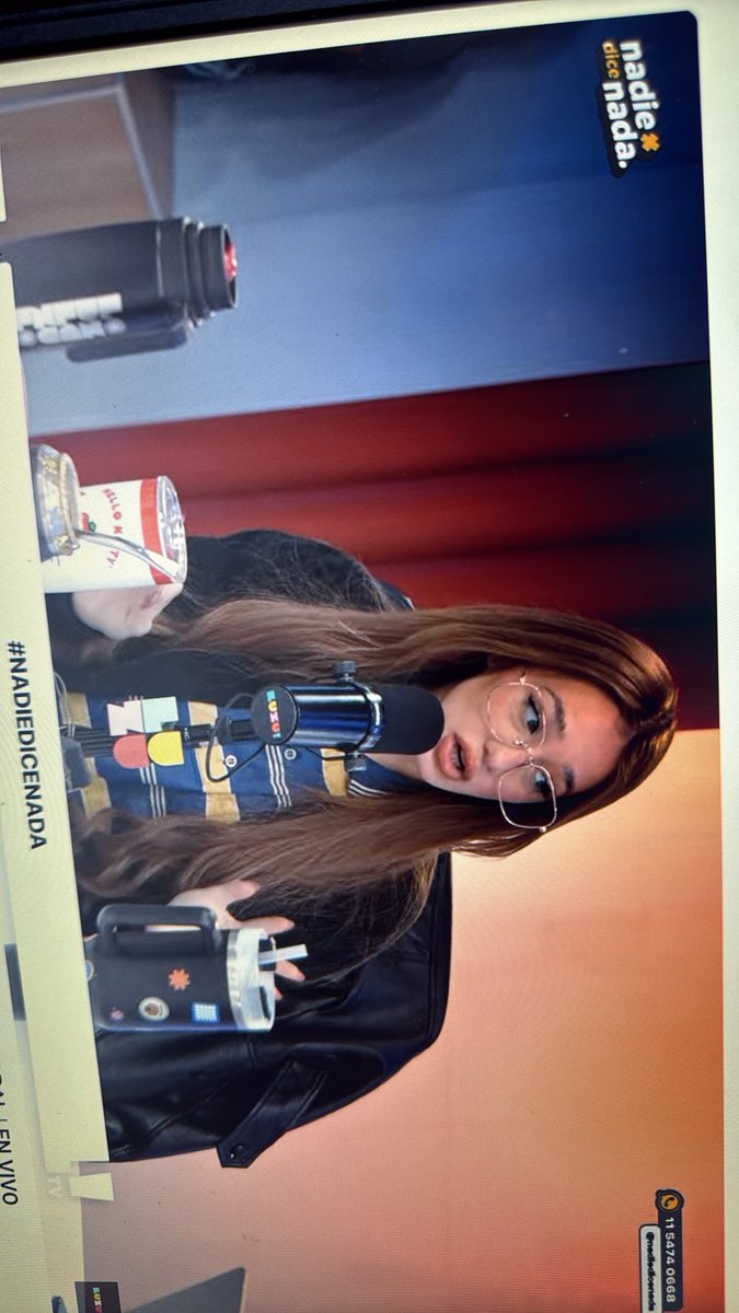 Ernestoro's tweet photo. Q MAL me cae esta carajita… SE HACE LA CANCHERA! 

Critica a Momi… QUÉ MIERDA LE PASA? 

Q se ponga a estudiar la ahorcada esa! 

#NadieDiceNada #NADIEDICENADA @cmdeluzu @LuzuComunidad https://t.co/2oXxNE2Jti