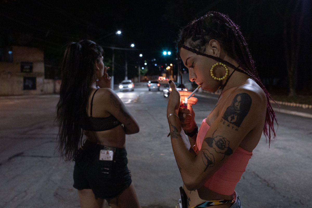 RevistaRaiz's tweet photo. Photothings leva a fotografia contemporânea para a periferia de São Paulo.

Festival ocupa o Centro Cultural Monte Azul com exposição, fotolivros, oficinas, encontros e leituras de portfólio; programação gratuita acontece nos dias 26 e 27 de setembro.

A fotografia contemporânea brasileira ganha novos espaços de circulação em São Paulo com a chegada do Festival Photothings 2026 ao Centro Cultural Monte Azul, na zona sul da cidade. Nos dias 26 e 27 de setembro, o evento reúne exposição, lançamento de publicações, oficinas, encontros com fotógrafos e profissionais do setor e leituras de portfólio, em uma programação inteiramente gratuita.

Criado em 2021 por Marly Porto e realizado pela Porto de Cultura, o Photothings nasceu com a proposta de pesquisar, promover e ampliar a circulação da fotografia brasileira. Desde 2024, o festival vem deslocando sua programação para territórios periféricos da capital paulista, aproximando a produção fotográfica de públicos que historicamente tiveram menos acesso aos circuitos especializados das artes visuais.

Veja mais na REVISTA RAIZ
https://t.co/f3iRcIxWgY

(fotos das obras - divulgação)

#revistaraiz #photothings #centroculturalmonteazul #fotografiabrasileira