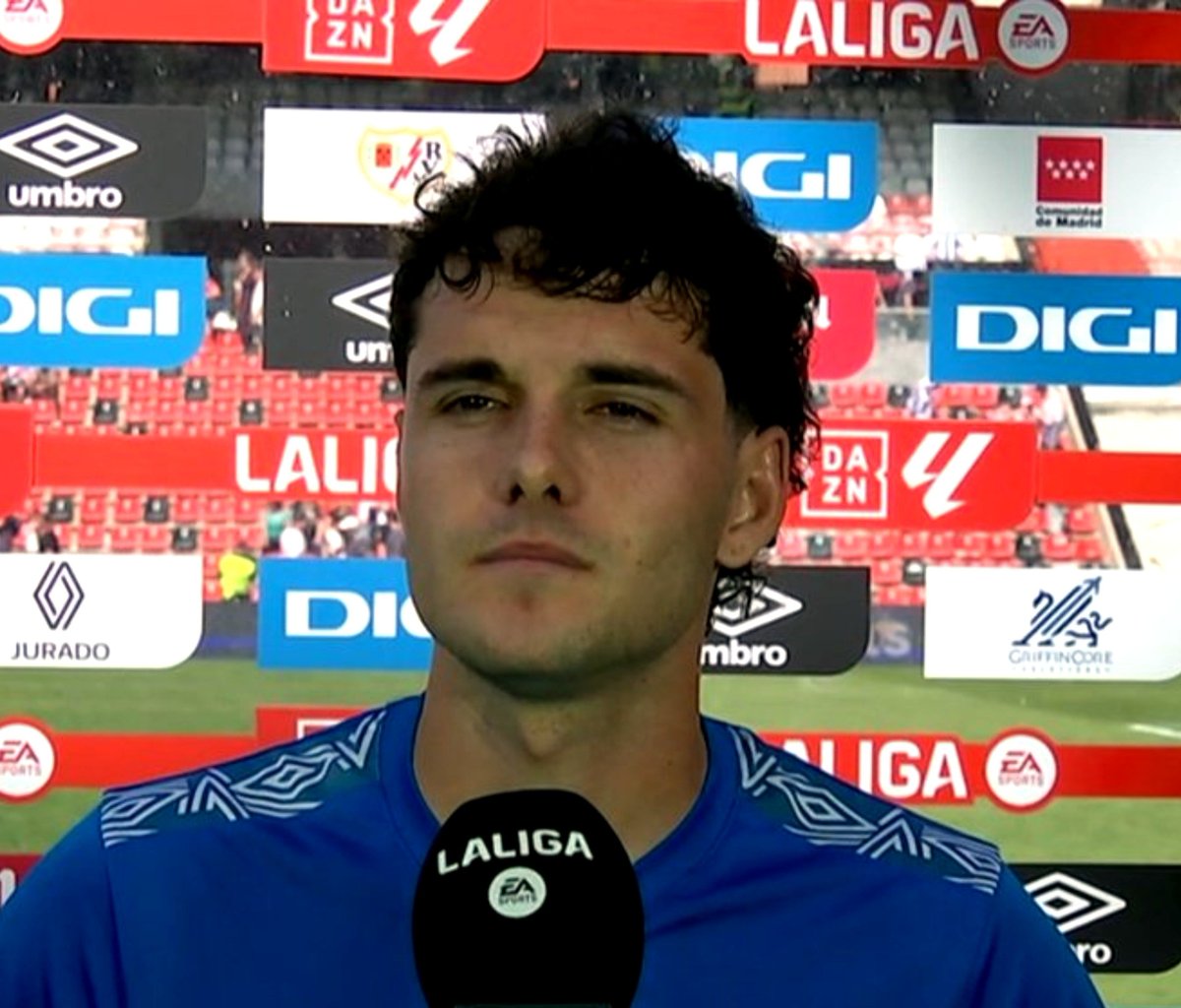 AmaroJonay's tweet photo. 😡 Dio la rajada del siglo el día que el Rayo Vallecano sufrió el atraco ante la Real Sociedad. 

😩 Dio la rajada que todo el rayismo necesitaba, aunque claro, si dice todo lo que piensa, acaba en el paro. 

💭 ¿No debería ser uno de los capitanes del Rayo Vallecano? https://t.co/H913TWvSP3