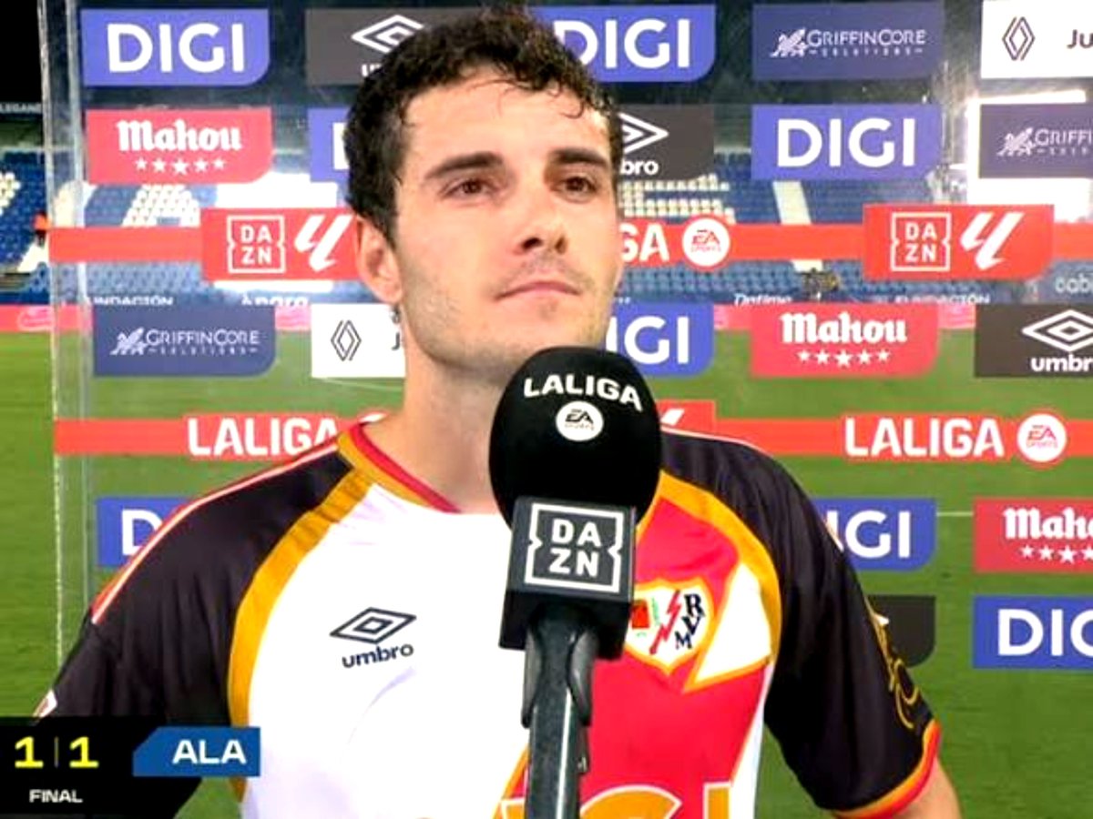 AmaroJonay's tweet photo. 😡 Dio la rajada del siglo el día que el Rayo Vallecano sufrió el atraco ante la Real Sociedad. 

😩 Dio la rajada que todo el rayismo necesitaba, aunque claro, si dice todo lo que piensa, acaba en el paro. 

💭 ¿No debería ser uno de los capitanes del Rayo Vallecano? https://t.co/H913TWvSP3