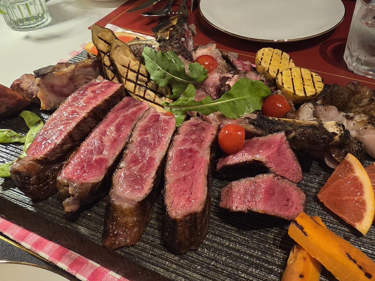 ykts_46's tweet photo. いままで生きてきた中で、いちばん高いお肉を食べた…サーロイン🍖 https://t.co/pCccXCPF6x