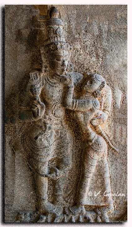 TheGopalan's tweet photo. These beautiful reliefs are on the pillars of the Mandapam in front of Varadharaja Perumal temple, Kanchipuram!

This mandapam is full of sculptures and one can easily spend hours here!

A peanut amount of Rs 5 is collected here for photography!

For what we get in this mandapam even Rs 50 is fully justified!