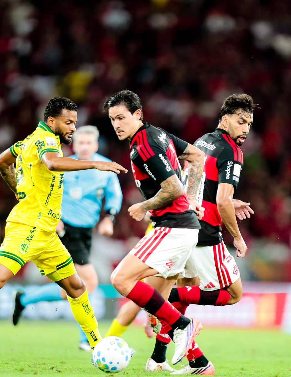 raflamello81's tweet photo. 🔴⚫⚠️Pedro adota papel tático recuado e se destaca na vitória do Flamengo sobre o Mirassol.

Mesmo sem balançar as redes, o atacante Pedro teve papel decisivo na vitória do Flamengo por 2 a 0 sobre o Mirassol, no Maracanã. 

Atuando mais recuado, o camisa 9 participou ativamente da criação de jogadas e deu a assistência com precisão para o primeiro gol rubro-negro, evidenciando sua maturidade e entrega ao jogo coletivo.

O sacrifício tático do centroavante reforça seu valor na equipe comandada por Leonardo Jardim em um momento crucial da disputa pelo título do Brasileirão contra o Palmeiras. 

Na temporada 2026, Pedro mantém números expressivos, acumulando 24 gols e 8 assistências em 43 partidas.

Por: @ColunadoFla 
📸Gilvan de Souza I CRF