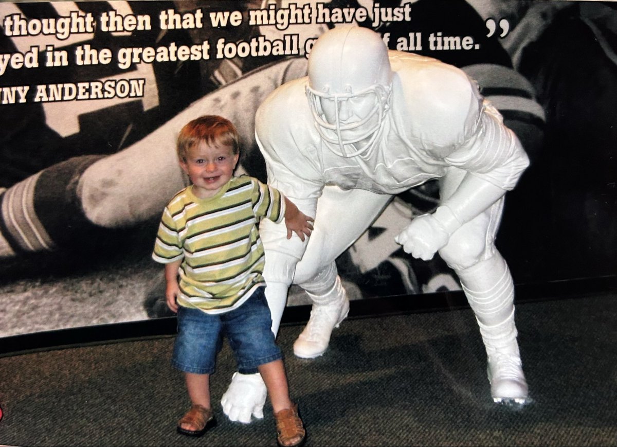 debbie_otting's tweet photo. 20 yrs ago we took a trip to WI and one of our stops was to tour Lambeau Field &amp; the Green Bay Packers HOF. @JoeOtting was 15 months old. Perhaps as he had his head turned around looking back, he knew that one day he would play on that field. ☘️🏈 💙6️⃣4️⃣ #LeaveNoDoubt https://t.co/BGNFxeg8gd