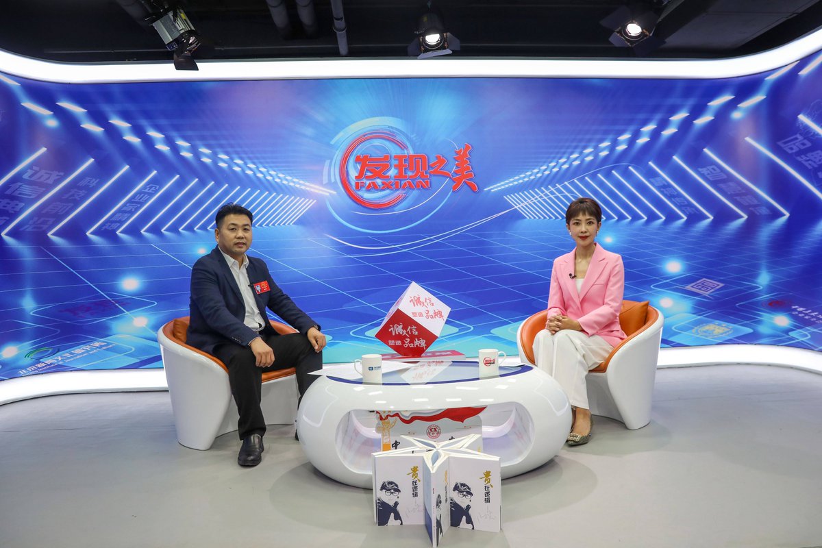 AdelineAngxwed's tweet photo. Qué día genial grabando el nuevo programa!  La energía del equipo es increíble, ya tengo ganas de que lo veáis todos! https://t.co/eZYdpTBHqy