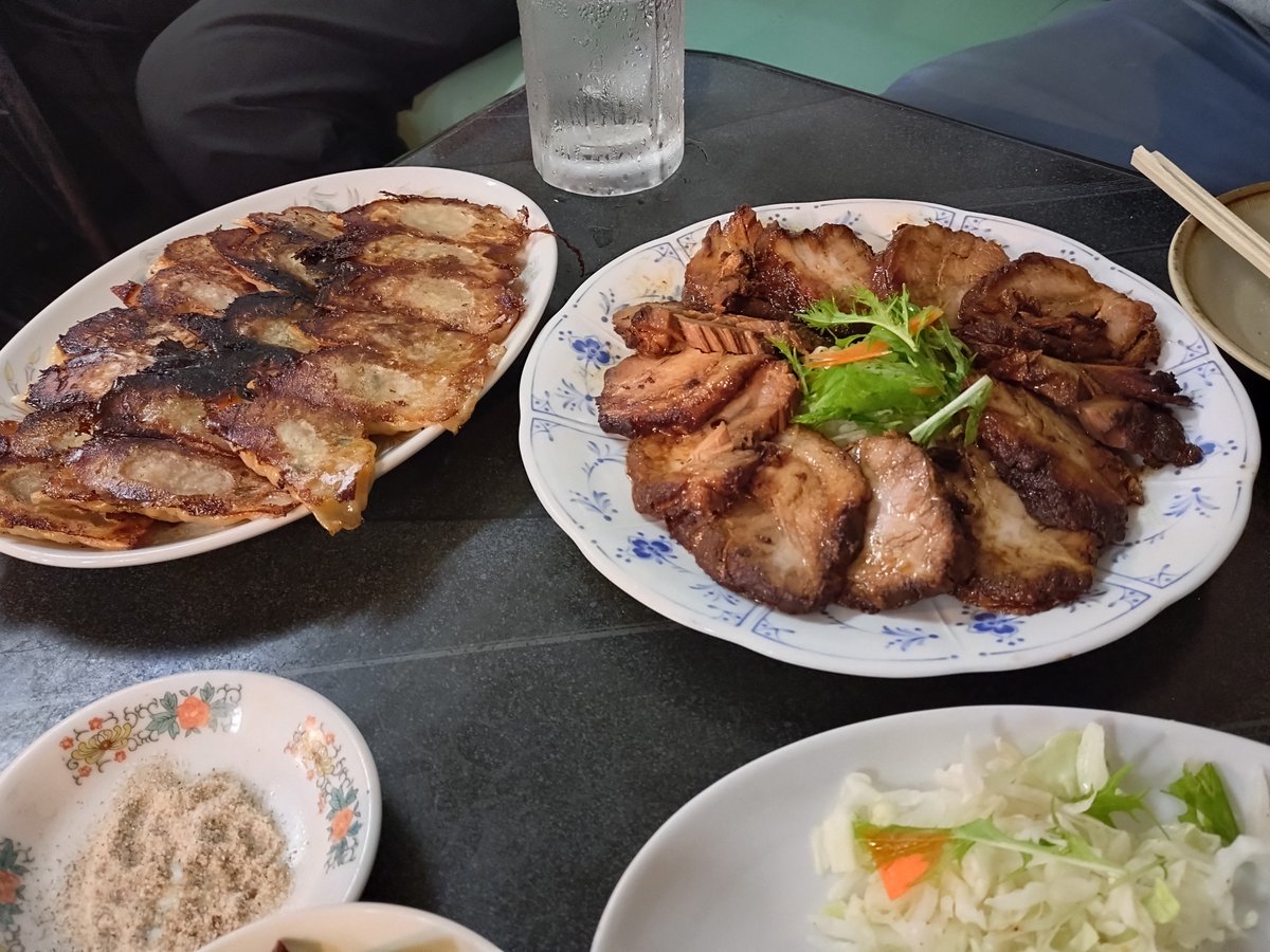 KawadaMoto's tweet photo. ただいま〜
残業終わりでバス〜
2人なのに肉メニュー頼みすぎた！！
腹パン😋 https://t.co/97U9ogX0Bp