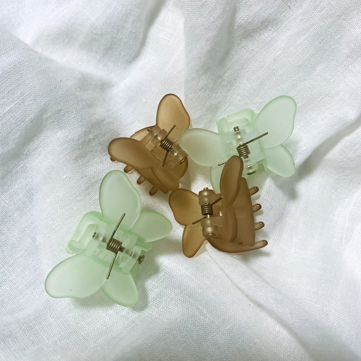 fleur_ailes's tweet photo. このヘアクリップダイソーで買ったんだけど可愛くないですか？🦋ツインハーフアップ？とか自分には甘々になるからやらないしどこで使うんだろう…と思いつつ2つセットで百円だからいっか！と軽率に購入してしまった。使い方迷い中だけどブラウンとグリーンの色味もマットな質感もかわいい〜！ https://t.co/bkZWFr3och