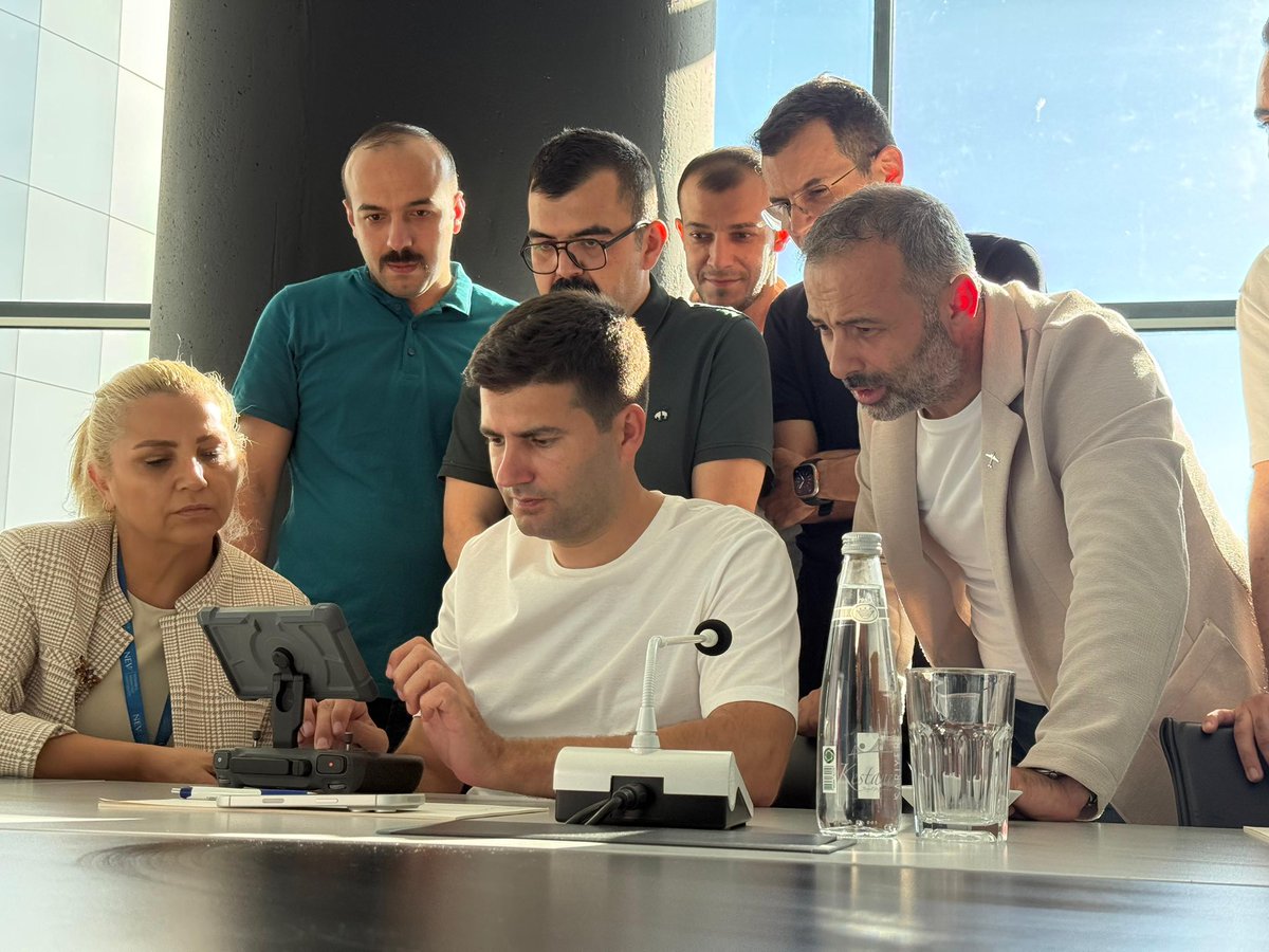 ayyildirim1's tweet photo. TeknOcak kapsamında geliştireceğimiz drone pilotluğu çalışmalarına hazırlık amacıyla, arkadaşlarımızla birlikte Nişantaşı Üniversitesi’nde İHA-1 sınıfı pilot eğitimlerimizi tamamladık.

Önümüzdeki süreçte edindiğimiz bilgi ve tecrübeyi gençlerimizle buluşturarak, drone teknolojileri ve pilotluğu alanındaki çalışmalarımızı daha kapsamlı ve etkili hâle getireceğiz.

Ev sahiplikleri ve katkıları dolayısıyla Nişantaşı Üniversitesi’nin kıymetli eğitimcilerine ve Nişantaşı Eğitim Vakfı Başkanı, MHP Mersin Milletvekilimiz Sayın  Levent Uysal’a (@LeventUysalNEV) teşekkür ediyorum. 🇹🇷