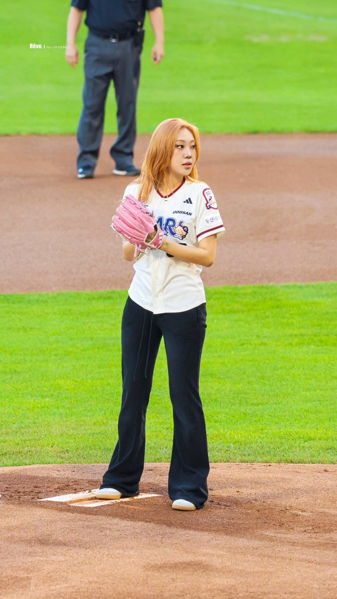 revedeyj's tweet photo. 260903 두산베어스 시구
2미터시구자님… 진짜 반했어요🥹🥹🥹
#이영지 https://t.co/5wx2wBqriA