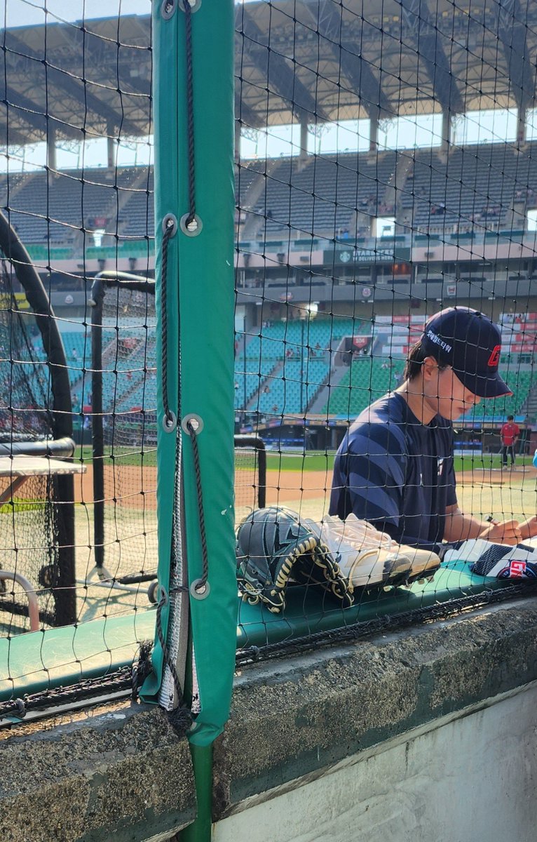 JJ0NE36's tweet photo. 박정민 10홀드 기념썰

문학 갔을 때 내 유니폼 밑에 글러브 있는데 유니폼 다시 넘겨주는 거 까먹어서 내 유니폼 글러브 위에 덮힌 상태로 싸인 다 하고 가려고 글러브 찾는데
36:(글러브)어디갔지?
쫀:정민 선수 여기요!
36:앗 죄송해요
하면서 유니폼 넘겨주고 쫀벅쫀벅 가던 어떤 36번 착등이 투수 https://t.co/SMcJ8eFYKs