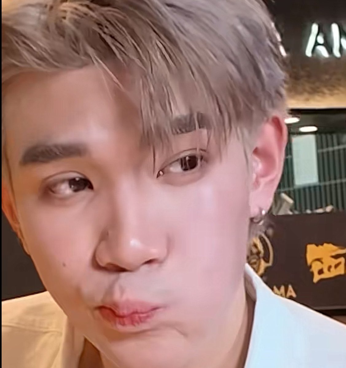 baechllmnn's tweet photo. มีคนตาแป๋ว ๆ พองแก้มรอแบบนี้ให้บ้อกจิ้ม จะไม่จิ้มไงไหวอะ แป๋วมาก แล้วก็จิ้มสะแก้มยุบเลย น่ารักน้อ ㅠㅠㅠㅠㅠㅠ https://t.co/TcptuOvBgU