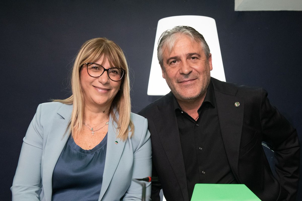 CislNazionale's tweet photo. #DanielaFumarola:  «La firma del nuovo CCNL Legno Arredo Industria, che riguarda oltre 190 mila lavoratrici e lavoratori del settore, è un fatto positivo per  il sistema delle relazioni industriali.
Un contratto che mette al centro salario, potere d’acquisto, diritti, sicurezza e welfare, con aumenti certi sui minimi e il consolidamento del meccanismo di recupero dell’inflazione. Ma anche con importanti novità sul piano normativo: più sicurezza e rappresentanza, tutele contro le violenze di genere, miglioramenti su congedi e malattie gravi, appalti e legalità, oltre a un percorso di valorizzazione delle professionalità.
È la dimostrazione che il contratto nazionale resta lo strumento fondamentale per tutelare il potere d’acquisto e migliorare le condizioni di lavoro, accompagnando al tempo stesso le trasformazioni che interessano i settori produttivi.
Un risultato che rafforza il ruolo responsabile della Filca CISL nella difesa del lavoro e nella costruzione di relazioni industriali più moderne e partecipative».