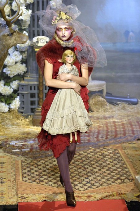 _ArchiveFashion's tweet photo. John Galliano Fall/Winter 2007 RTW https://t.co/LpYustjkz8