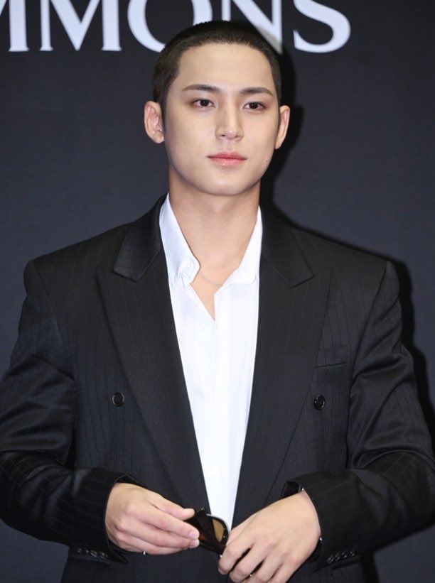 cosdotmedia's tweet photo. Jujur vibesnya Mingyu disini kayak agen MIB 👀😎 https://t.co/nlW2D3m4KO