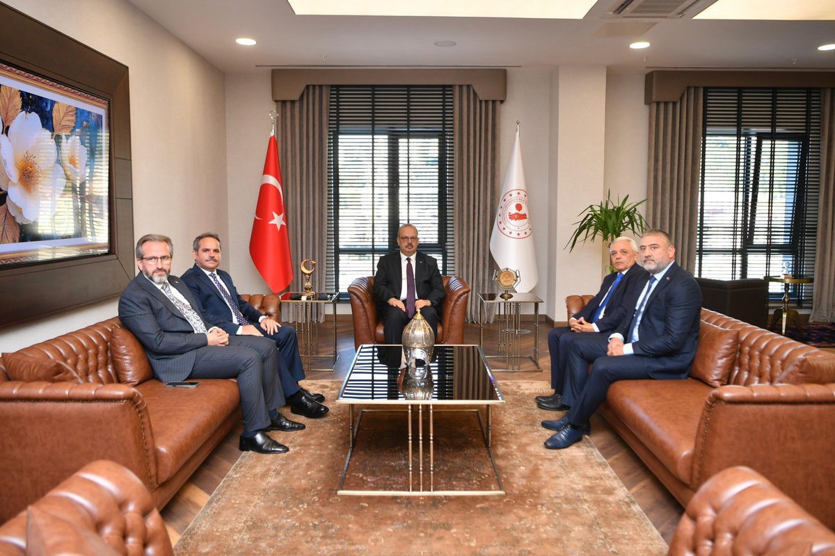 MamakKymkmligi's tweet photo. Ankara Valimiz Sayın Yakup Canbolat, ilçe ziyaretleri kapsamında Mamak ilçemize ziyarette bulundu.

Ziyaret programına Kaymakamlığımızda başlayan Valimiz, Kaymakamımız Mehmet Nebi Kaya’dan ilçenin genel durumu, kamu hizmetleri, devam eden ve planlanan yatırımlar, kurumların öncelikli ihtiyaçları ile sorun ve çözüm önerileri hakkında brifing aldı.

Kaymakamlık programını takiben bölgedeki taksici esnafımızı ziyaret eden Valimiz, vatandaşlarımız ve esnafla selamlaştı.

Programın devamında Mamak Belediyesini ziyaret ederek belediye hizmetleri, devam eden çalışmalar ve planlanan projelere ilişkin Belediye Başkanı Veli Gündüz Şahin’den bilgi aldı. 

Yeni Bayındır Mahallesi’nde yapımı devam eden ve yaklaşık yüzde 86’sı tamamlanan Ağız ve Diş Sağlığı Hastanesi inşaatında da incelemelerde bulununan Valimiz, çalışmaların mevcut durumu ve tamamlanma sürecine ilişkin yetkililerden bilgi aldı. 

Yeni Bayındır Mahallesi Muhtarlığını da ziyaret eden Valimiz, mahalle muhtarımızla bir araya gelerek mahallenin genel durumu, vatandaşların talep ve ihtiyaçları hakkında bilgi aldı.

İlçemize gerçekleştirdiği ziyaret programı kapsamında Şehidimiz Ahmet Topçu’nun ailesi Feyzi ve Müslüme Topçu’yu hanelerinde ziyaret eden Valimız,  ardından İlçe Millî Eğitim Müdürlüğümüz yatırımları kapsamında yapımı tamamlanan ve 2026-2027 eğitim-öğretim yılında faaliyete geçecek 8 derslik ve 117 öğrenci kapasiteli Küçük Fidanlar Anaokulunda incelemelerde bulundu.

İlçemizdeki ziyaret programı, kamu hizmetleri ve yatırımlara yönelik incelemelerinin tamamlanmasının ardından sona erdi.

Teşriflerinden dolayı Sayın Valimize şükranlarımızı arz ediyoruz.