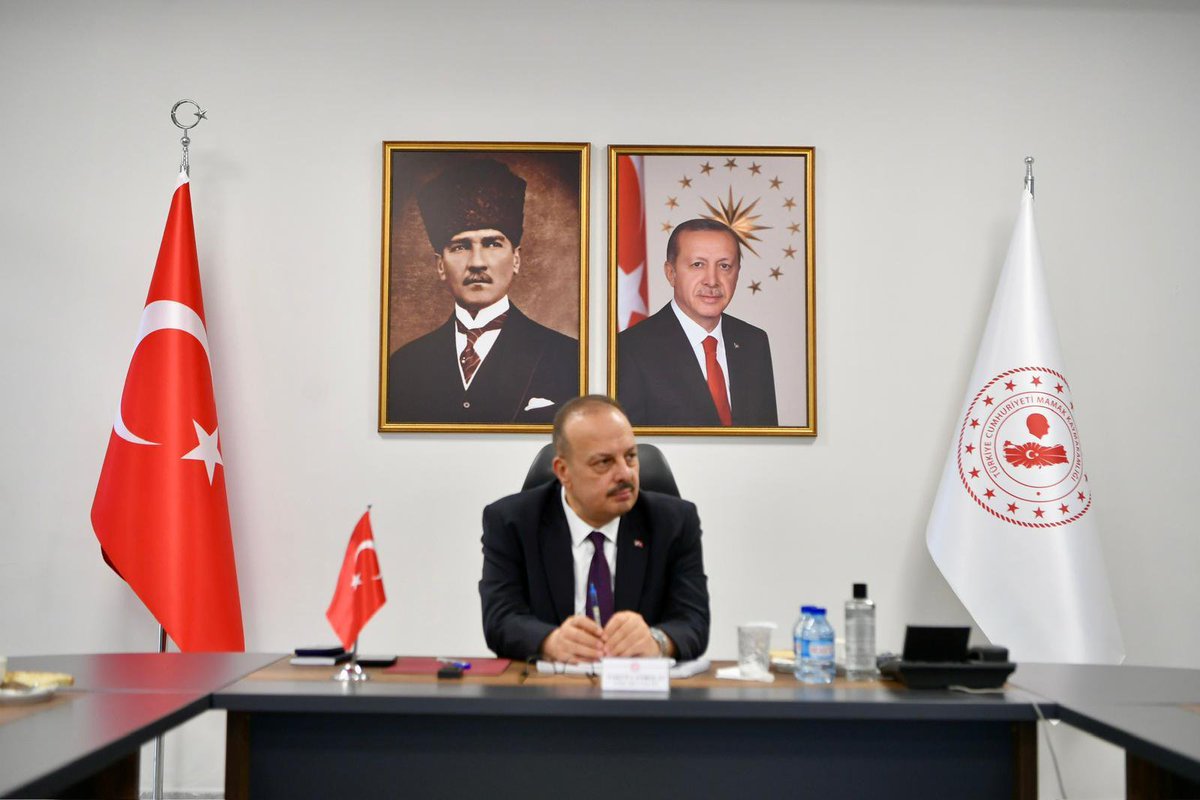 MamakKymkmligi's tweet photo. Ankara Valimiz Sayın Yakup Canbolat, ilçe ziyaretleri kapsamında Mamak ilçemize ziyarette bulundu.

Ziyaret programına Kaymakamlığımızda başlayan Valimiz, Kaymakamımız Mehmet Nebi Kaya’dan ilçenin genel durumu, kamu hizmetleri, devam eden ve planlanan yatırımlar, kurumların öncelikli ihtiyaçları ile sorun ve çözüm önerileri hakkında brifing aldı.

Kaymakamlık programını takiben bölgedeki taksici esnafımızı ziyaret eden Valimiz, vatandaşlarımız ve esnafla selamlaştı.

Programın devamında Mamak Belediyesini ziyaret ederek belediye hizmetleri, devam eden çalışmalar ve planlanan projelere ilişkin Belediye Başkanı Veli Gündüz Şahin’den bilgi aldı. 

Yeni Bayındır Mahallesi’nde yapımı devam eden ve yaklaşık yüzde 86’sı tamamlanan Ağız ve Diş Sağlığı Hastanesi inşaatında da incelemelerde bulununan Valimiz, çalışmaların mevcut durumu ve tamamlanma sürecine ilişkin yetkililerden bilgi aldı. 

Yeni Bayındır Mahallesi Muhtarlığını da ziyaret eden Valimiz, mahalle muhtarımızla bir araya gelerek mahallenin genel durumu, vatandaşların talep ve ihtiyaçları hakkında bilgi aldı.

İlçemize gerçekleştirdiği ziyaret programı kapsamında Şehidimiz Ahmet Topçu’nun ailesi Feyzi ve Müslüme Topçu’yu hanelerinde ziyaret eden Valimız,  ardından İlçe Millî Eğitim Müdürlüğümüz yatırımları kapsamında yapımı tamamlanan ve 2026-2027 eğitim-öğretim yılında faaliyete geçecek 8 derslik ve 117 öğrenci kapasiteli Küçük Fidanlar Anaokulunda incelemelerde bulundu.

İlçemizdeki ziyaret programı, kamu hizmetleri ve yatırımlara yönelik incelemelerinin tamamlanmasının ardından sona erdi.

Teşriflerinden dolayı Sayın Valimize şükranlarımızı arz ediyoruz.