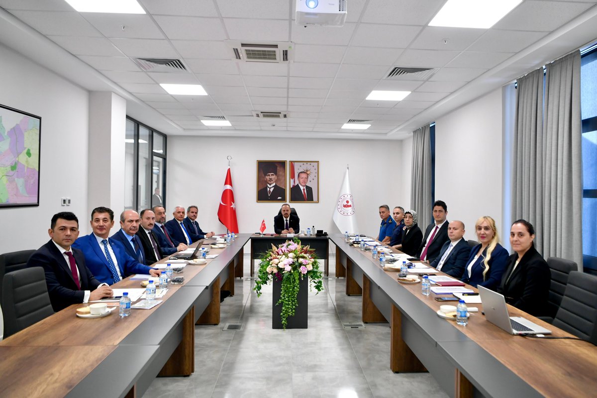 MamakKymkmligi's tweet photo. Ankara Valimiz Sayın Yakup Canbolat, ilçe ziyaretleri kapsamında Mamak ilçemize ziyarette bulundu.

Ziyaret programına Kaymakamlığımızda başlayan Valimiz, Kaymakamımız Mehmet Nebi Kaya’dan ilçenin genel durumu, kamu hizmetleri, devam eden ve planlanan yatırımlar, kurumların öncelikli ihtiyaçları ile sorun ve çözüm önerileri hakkında brifing aldı.

Kaymakamlık programını takiben bölgedeki taksici esnafımızı ziyaret eden Valimiz, vatandaşlarımız ve esnafla selamlaştı.

Programın devamında Mamak Belediyesini ziyaret ederek belediye hizmetleri, devam eden çalışmalar ve planlanan projelere ilişkin Belediye Başkanı Veli Gündüz Şahin’den bilgi aldı. 

Yeni Bayındır Mahallesi’nde yapımı devam eden ve yaklaşık yüzde 86’sı tamamlanan Ağız ve Diş Sağlığı Hastanesi inşaatında da incelemelerde bulununan Valimiz, çalışmaların mevcut durumu ve tamamlanma sürecine ilişkin yetkililerden bilgi aldı. 

Yeni Bayındır Mahallesi Muhtarlığını da ziyaret eden Valimiz, mahalle muhtarımızla bir araya gelerek mahallenin genel durumu, vatandaşların talep ve ihtiyaçları hakkında bilgi aldı.

İlçemize gerçekleştirdiği ziyaret programı kapsamında Şehidimiz Ahmet Topçu’nun ailesi Feyzi ve Müslüme Topçu’yu hanelerinde ziyaret eden Valimız,  ardından İlçe Millî Eğitim Müdürlüğümüz yatırımları kapsamında yapımı tamamlanan ve 2026-2027 eğitim-öğretim yılında faaliyete geçecek 8 derslik ve 117 öğrenci kapasiteli Küçük Fidanlar Anaokulunda incelemelerde bulundu.

İlçemizdeki ziyaret programı, kamu hizmetleri ve yatırımlara yönelik incelemelerinin tamamlanmasının ardından sona erdi.

Teşriflerinden dolayı Sayın Valimize şükranlarımızı arz ediyoruz.