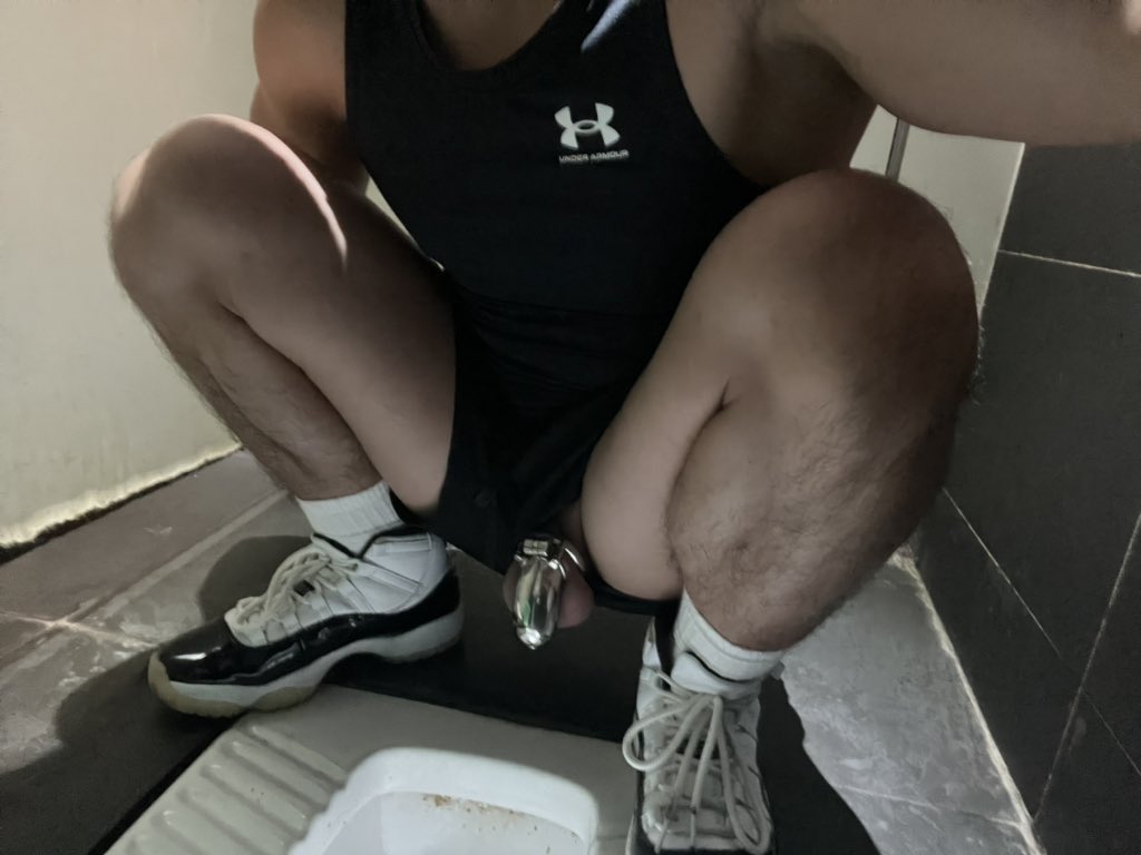 SSolveer's tweet photo. 戴锁也比你大，骚逼来舔你锁爹 https://t.co/g8FcJDhYMQ