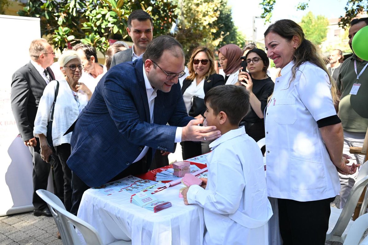 dr_aemreguner's tweet photo. Şişli Sağlık Sokağımızın küçük ama gönüllü sağlık elçisiyle tanıştık. 😊

Sağlığı korumanın önemini küçük yaşta öğrenen her çocuğumuz, bu bilinci ailesine ve çevresine taşıyan en kıymetli elçimiz. 💚 https://t.co/a8ahGtGqOj