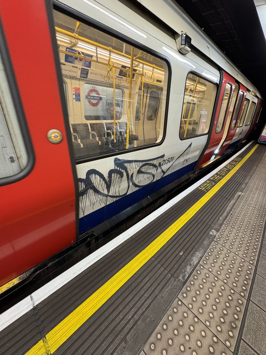 MuppetiersFraud's tweet photo. Do you think this is acceptable @TfL  . District line to wimbledon from Monument https://t.co/EwgQtORBV2