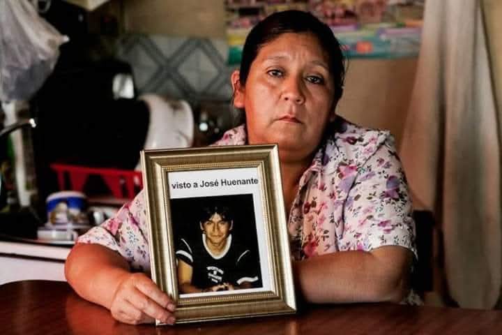 RadioUmbral's tweet photo. Soy JOSÉ HUENANTE HUENANTE 
Tenía 16 años , de origen mapuche. 
Fui detenido por carabineros el 3 de septiembre de 2005,en Puerto Montt. 
La última vez que se me vio,era subido a un radiopatrullas.
Soy un Detenido Desaparecido en democracia

Y tú 
ME OLVIDASTE? https://t.co/HlWN3q0N9c