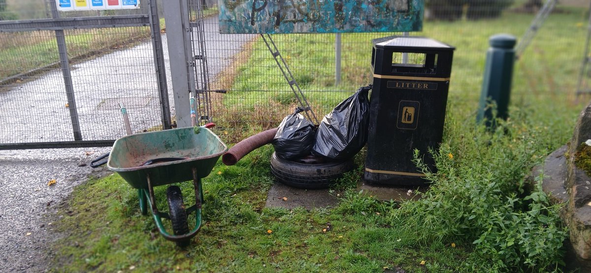 AlistairFergu11's tweet photo. 4 bags, a tyre & trunking from Clyde shore. Chairs hooked out of River Leven awaiting council uplift. #litterpicking #litterfree #ReportingLitter #keepbritaintidy #LeaveNoTrace #KeepScotlandtidy
#SpringCleanScotland #Litter
#Dumbdumpers
#WDCouncil #bigclydecleanup #greentangerine https://t.co/IJqJuOaA0n