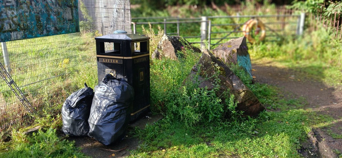 AlistairFergu11's tweet photo. 4 bags, a tyre & trunking from Clyde shore. Chairs hooked out of River Leven awaiting council uplift. #litterpicking #litterfree #ReportingLitter #keepbritaintidy #LeaveNoTrace #KeepScotlandtidy
#SpringCleanScotland #Litter
#Dumbdumpers
#WDCouncil #bigclydecleanup #greentangerine https://t.co/IJqJuOaA0n