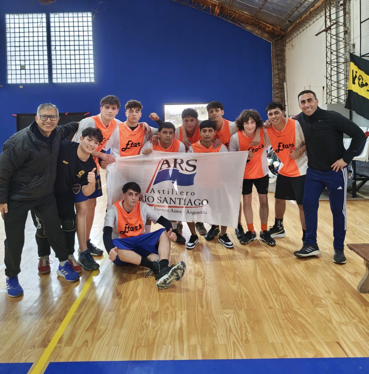 MarioSeccoOK's tweet photo. AVANZAMOS EN LOS JUEGOS💪

Ensenada sigue disfrutando de los Juegos Bonaerenses 2026. En esta ocasión, se llevó adelante la etapa regional de fútbol 11 Sub 14, en el que Catella FC logró avanzar a la etapa interregional.⚽️

🤾‍♂️Además, el Sub 18 de handball masculino presentado por la escuela del Astillero Río Santiago también dijo presente llegando a semifinales.

¡Felicitaciones a todos y vamos Ensenada!🙌