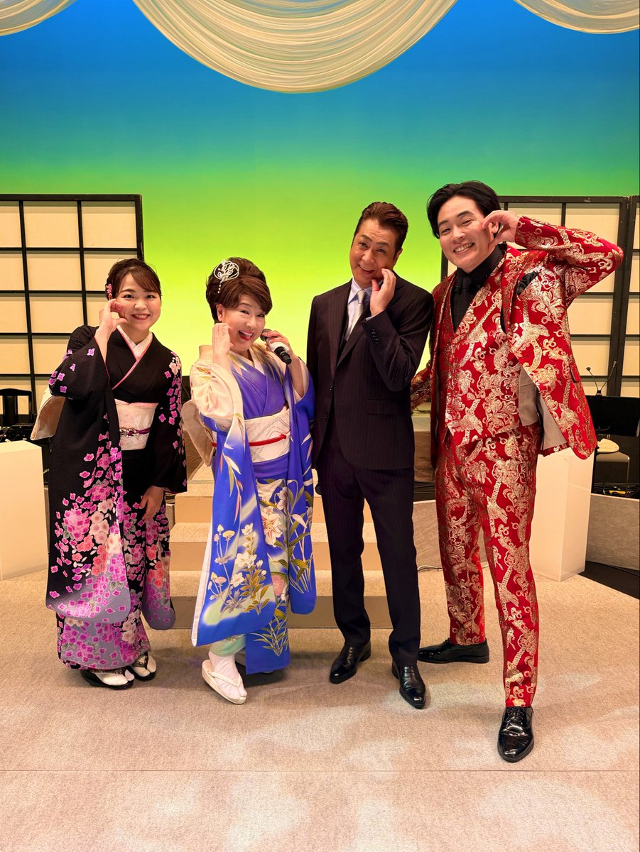 kimura_tetsuji's tweet photo. 全4日間8公演に及ぶ『居酒屋昭和 スペシャルコンサート』様、本日兵庫県たつの市にて千秋楽でございました！！
ここまで歌い手の足腰とお客様の腹筋を酷使するコンサートは恐らく無類でしょうよ！！
お越しの皆様、誠にありがとな♡
僅かな寂寥と心地いい筋肉痛を抱えながら明日からは北海道ツァー！！ https://t.co/kJCvHniTzA