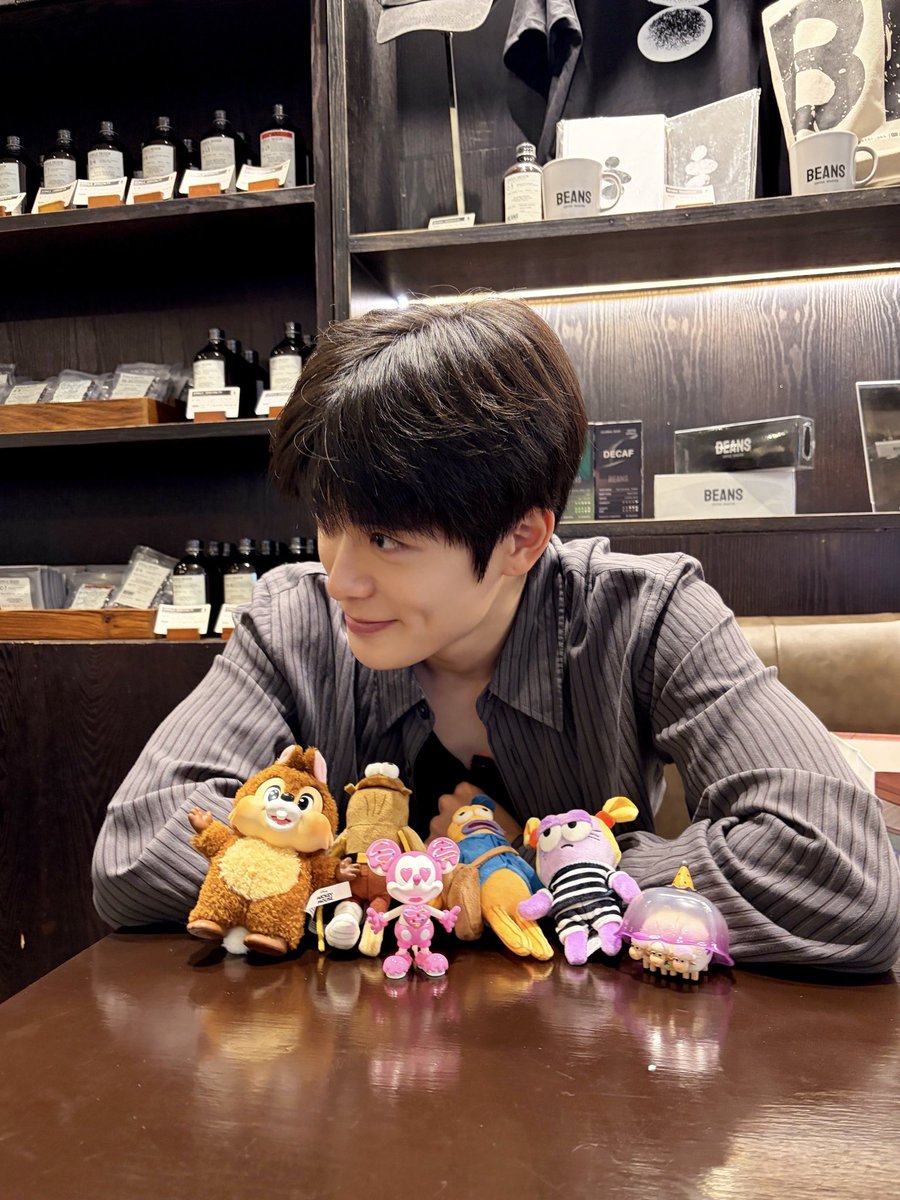 maybewhy_'s tweet photo. เอางี้นะ ชั้นรุ้ละ ถ้าอกหักให้มองหน้าจฮ เราจะร้องไห้เพื่อผชคนอื่นไปทำไม คนหล่อขนาดนี้อยุ่นี่ เก้บน้ำตาไว้ตอนกดบัตรฮีไม่ได้ดีกว่า https://t.co/gbMykiae55