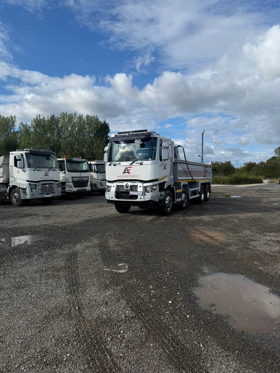 ThompCommLtd's tweet photo. 🚛 New Renault C 8x4 11L Tipper joins Aggreforce Ltd's fleet, built by Thompson Tipper &amp; painted by Thompson Refinishers! Thanks Elliot Danson &amp; team. 💪🤝 #ThompsonCommercials #RenaultTrucks #Aggreforce #ThompsonTipper #ThompsonRefinishers #TruckHandover #RenaultC #Tipper #HGV https://t.co/x22BzE3AP3